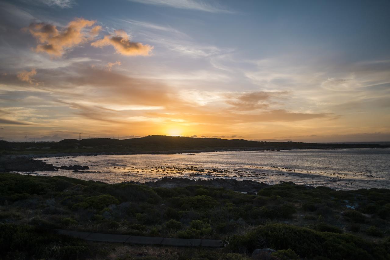 Schulphoek Seafront House Германус Екстер'єр фото Sunset over the bay